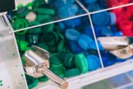 Participants transformant des matériaux recyclés en objets utiles ou décoratifs avec MadCityZen. | © MadCityZen